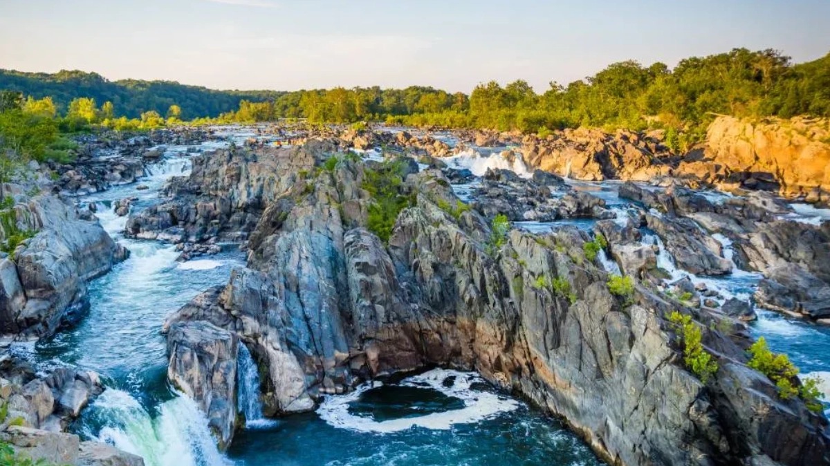 Luxury Black Car Service from Dulles Airport to Great Falls for a First-Class Experience