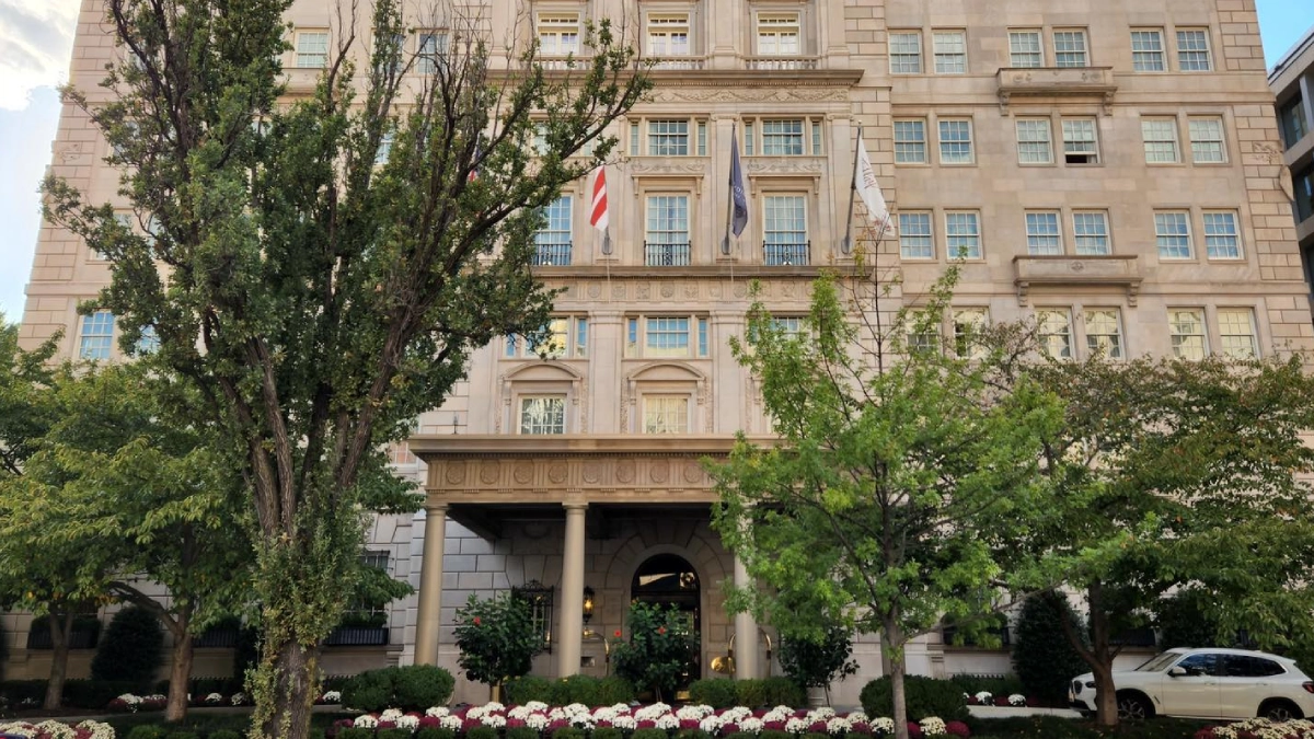 Luxury Transfers from Reagan Airport to The Hay-Adams Hotel